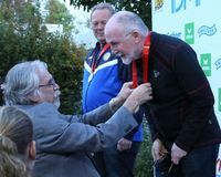 Bundessportleiter Otmar Martin überreicht Thomas Grebenstein die Goldmedaille. (Foto: Werner Wabnitz)