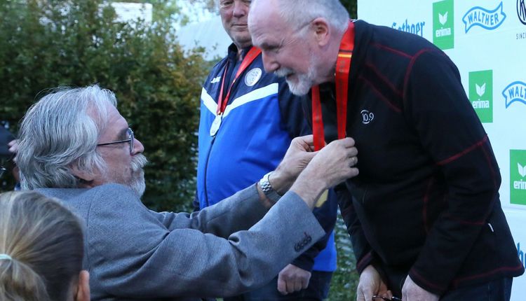 Bundessportleiter Otmar Martin überreicht Thomas Grebenstein die Goldmedaille. (Foto: Werner Wabnitz)