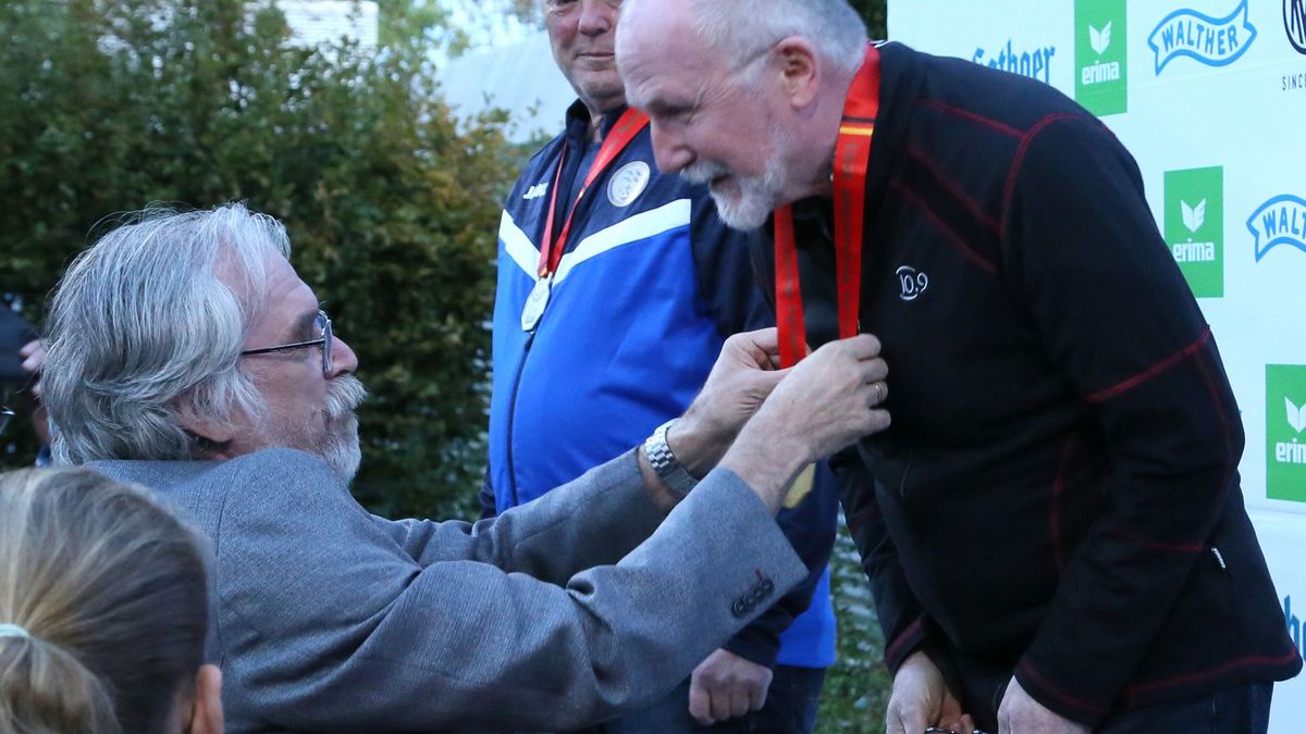 Bundessportleiter Otmar Martin überreicht Thomas Grebenstein die Goldmedaille. (Foto: Werner Wabnitz)