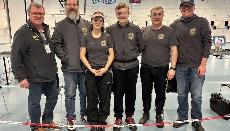 Frank Sczeburek, der Referent Pistole des Hessischen Schützenverbandes (links), mit der erfolgreichen Mannschaft des SV Tell Rückingen: (ab 2. von links) Thomas Harbach, Liv Borgmann, Leonhard Borgmann, Oliver Borgmann und Yvo Joswig. (Foto: privat)