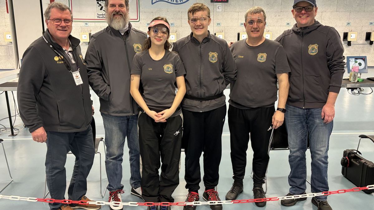 Frank Sczeburek, der Referent Pistole des Hessischen Schützenverbandes (links), mit der erfolgreichen Mannschaft des SV Tell Rückingen: (ab 2. von links) Thomas Harbach, Liv Borgmann, Leonhard Borgmann, Oliver Borgmann und Yvo Joswig. (Foto: privat)