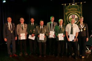 Das Große Hessische Ehrenzeichen in Gold erhielten: Axel Jost, Björn Marz, Kai Hüther, Holger Föhre, Werner Ast, Markus Reitz. (Foto: Lutz Berger)