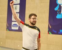 Siegerpose von Florian Peter nach seinem ersten Einzelerfolg bei einem ISSF-Weltcup. (Foto: ISSF)