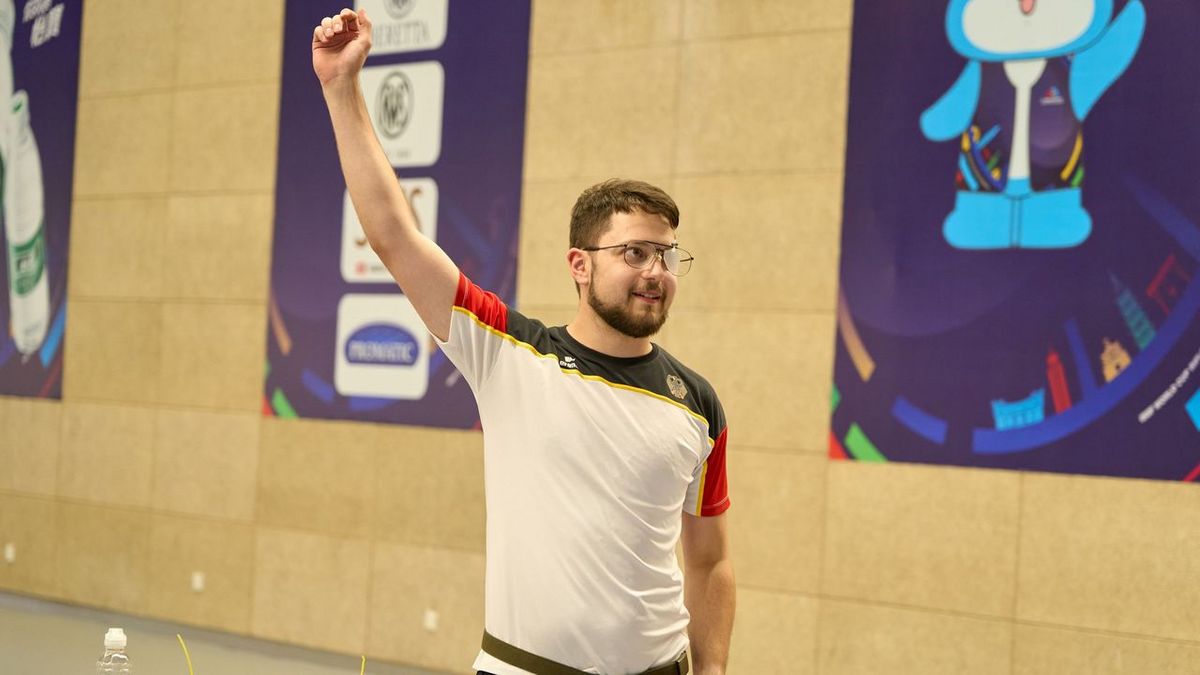 Siegerpose von Florian Peter nach seinem ersten Einzelerfolg bei einem ISSF-Weltcup. (Foto: ISSF)