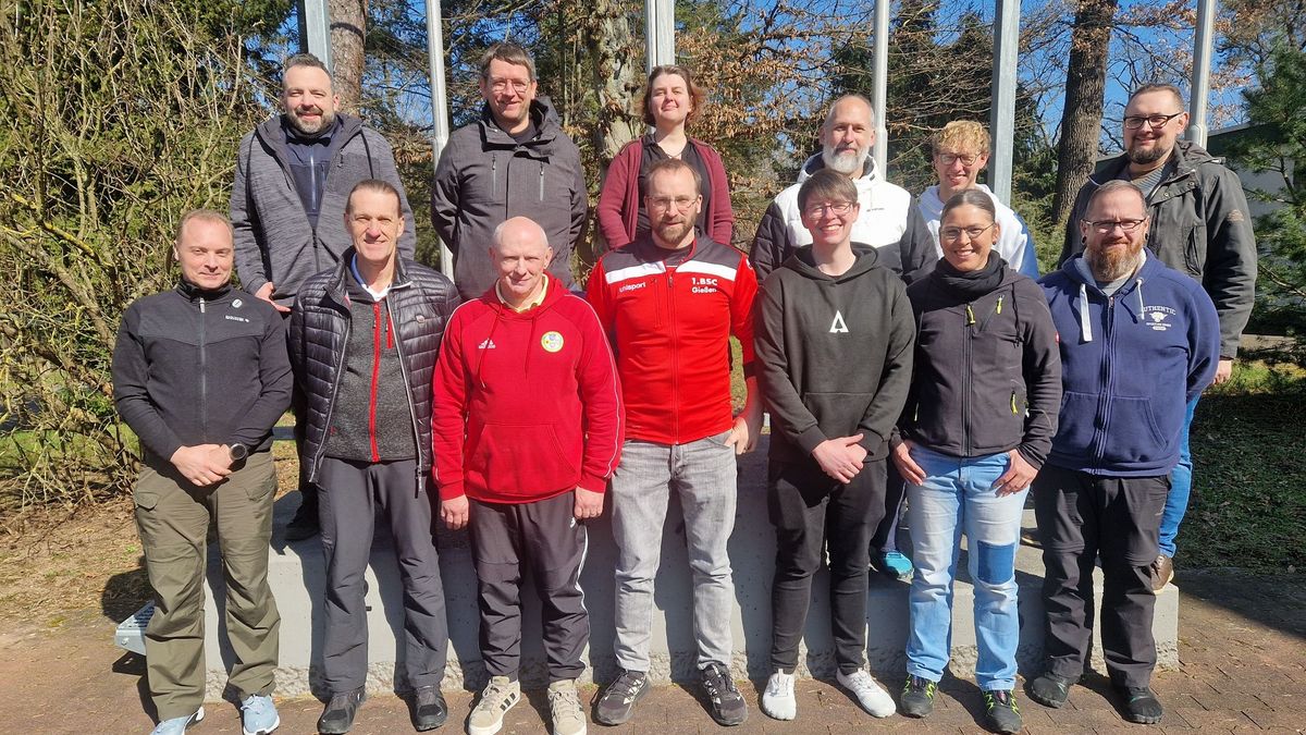 Gruppenfoto der neuen C-Trainer Basis Bogen (Foto: Hessischer Schützenverband)
