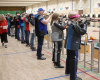 Luftgewehr-Auflageschützen beim Wettkampf.