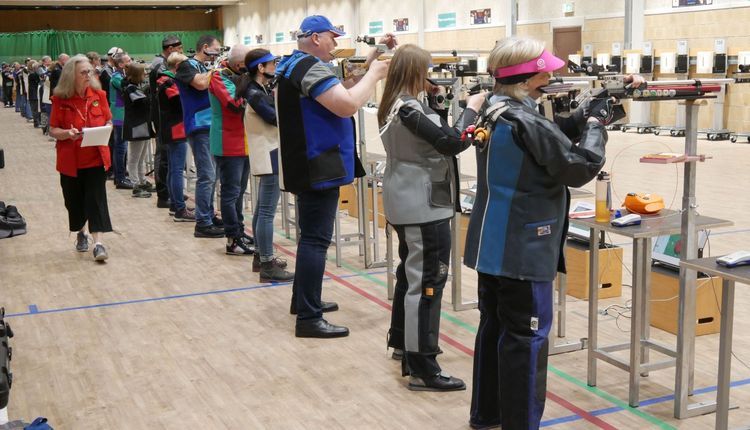 Luftgewehr-Auflageschützen beim Wettkampf.