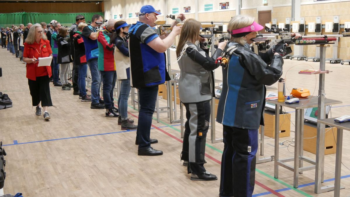 Luftgewehr-Auflageschützen beim Wettkampf.