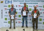 Die Sieger in der Disziplin Ordonnanzgewehr geschlossene Visierung: (von links) Matthias Mayer, Bernd Krahforst (beide St. Sebastianus Schützenbruderschaft Villip, Rheinland) und der erfolgreichste Hesse dieser Deutschen Meisterschaften, Günter Kunz (SV Diana Bergen-Enkheim). (Foto: Eckhard Frerichs)
