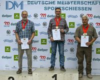 Die Sieger in der Disziplin Ordonnanzgewehr geschlossene Visierung: (von links) Matthias Mayer, Bernd Krahforst (beide St. Sebastianus Schützenbruderschaft Villip, Rheinland) und der erfolgreichste Hesse dieser Deutschen Meisterschaften, Günter Kunz (SV Diana Bergen-Enkheim). (Foto: Eckhard Frerichs)