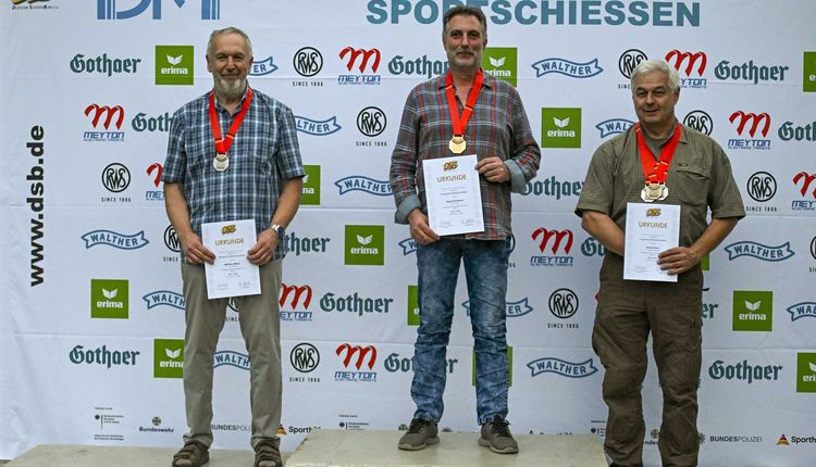 Die Sieger in der Disziplin Ordonnanzgewehr geschlossene Visierung: (von links) Matthias Mayer, Bernd Krahforst (beide St. Sebastianus Schützenbruderschaft Villip, Rheinland) und der erfolgreichste Hesse dieser Deutschen Meisterschaften, Günter Kunz (SV Diana Bergen-Enkheim). (Foto: Eckhard Frerichs)