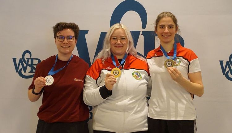 Die hessische Sportschützin Cora Dörr (Mitte) kam mit drei Medaillen vom ISAS 2026 nach Hause. Über zweimal Edelmetall konnte sich Tabea Ocker (rechts) freuen. Links: Nathalie Krieg aus der Schweiz. (Foto: Westfälischer Schützenbund)
