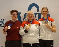 Die hessische Sportschützin Cora Dörr (Mitte) kam mit drei Medaillen vom ISAS 2026 nach Hause. Über zweimal Edelmetall konnte sich Tabea Ocker (rechts) freuen. Links: Nathalie Krieg aus der Schweiz. (Foto: Westfälischer Schützenbund)