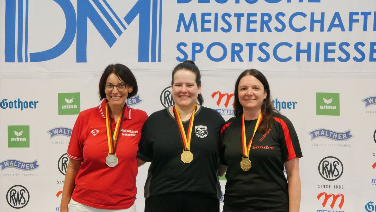 Karin Schade (Mitte) siegte bei den Damen II mit dem Luftgewehr vor Barbara Bleicher (links) und Sandra Reimann (rechts). (Foto: Lutz Berger)