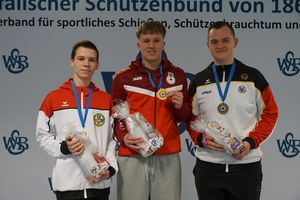 Paul Leonrad Piesche (links) sicherte sich mit der Luftpistole die Silbermedaille. Gold ging an Lenny Putzke, Bronze an David Obenaus. (Foto: Westfälischer Schützenverband)