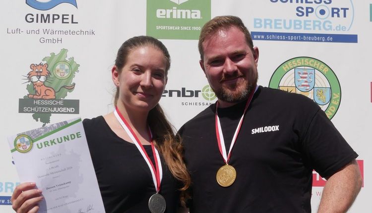 Doreen Vennekamp und Oliver Geis bei der Siegerehrung der Disziplin Standardpistole bei den Hessischen Meisterschaften in Frankfurt am Main. (Foto: Lutz Berger)