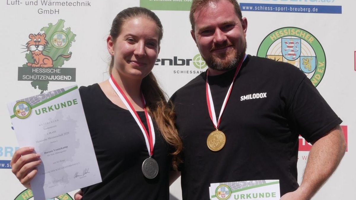 Doreen Vennekamp und Oliver Geis bei der Siegerehrung der Disziplin Standardpistole bei den Hessischen Meisterschaften in Frankfurt am Main. (Foto: Lutz Berger)