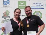 Doreen Vennekamp und Oliver Geis bei der Siegerehrung der Disziplin Standardpistole bei den Hessischen Meisterschaften in Frankfurt am Main. (Foto: Lutz Berger)