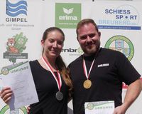 Doreen Vennekamp und Oliver Geis bei der Siegerehrung der Disziplin Standardpistole bei den Hessischen Meisterschaften in Frankfurt am Main. (Foto: Lutz Berger)