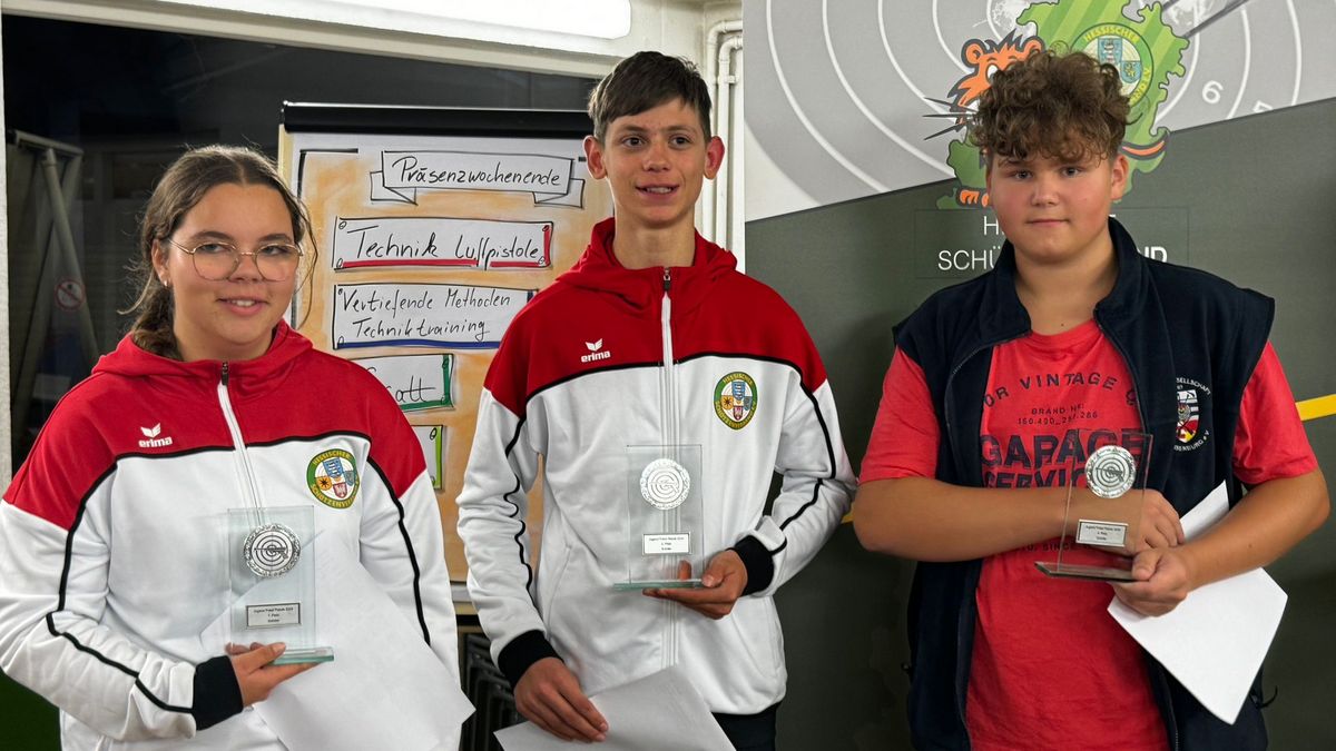 Die Sieger in der Schüler-Klasse beim Jugendpokal Pistole 2024: (v.l.) Mia Klaproth, Hendrik Reutzel und Maximilian Fox. (Foto: privat)