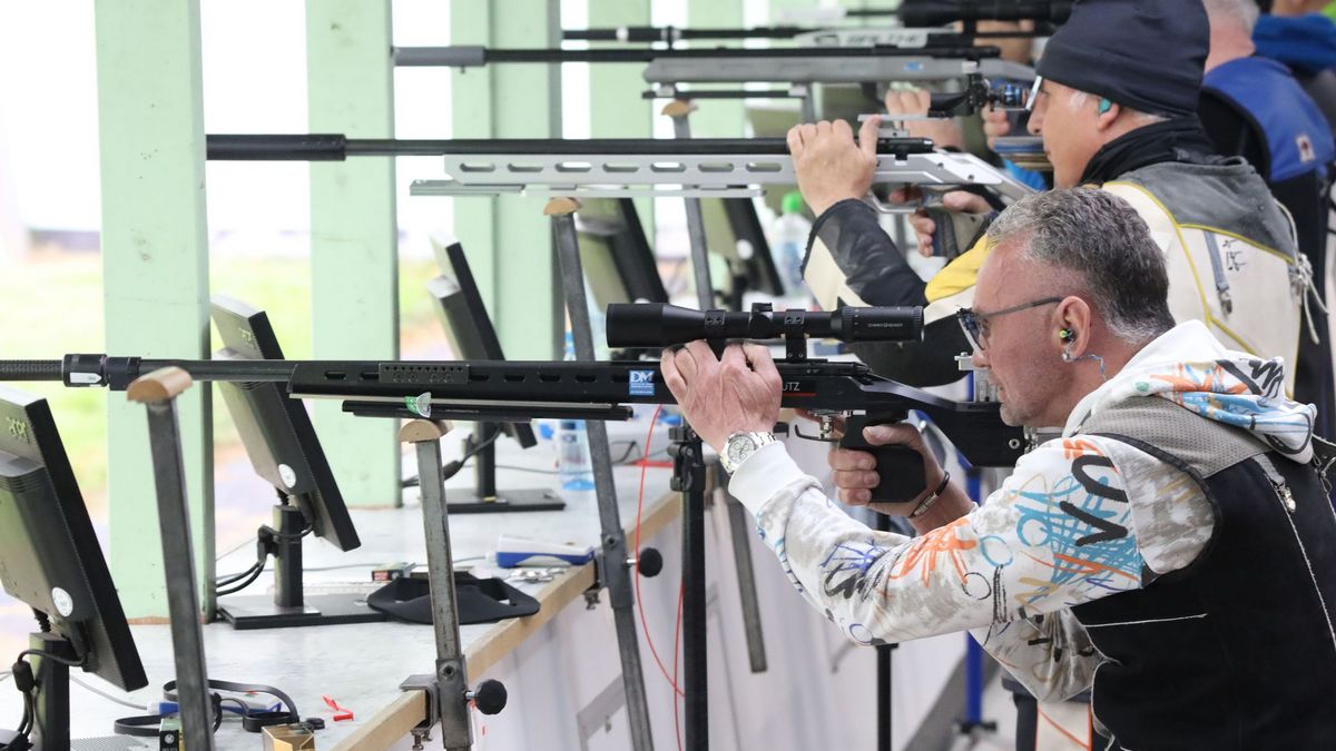 Entscheidung mit dem KK-Gewehr auf 100 Meter Entfernung ,vorn Dieter Hang. (Foto: Werner Wabnitz)