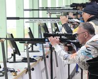 Entscheidung mit dem KK-Gewehr auf 100 Meter Entfernung ,vorn Dieter Hang. (Foto: Werner Wabnitz)