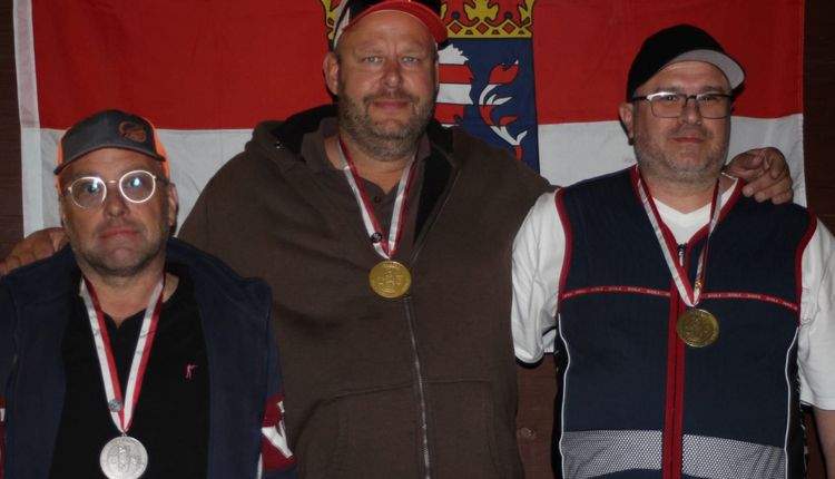 Die Medaillengewinner in der Herren-Klasse der diesjährigen Landesmeisterschaft FITASC Parcours:  Thorsten Jany-Müller, Alexander Maul und Jürgen Sänger (von links). (Foto: privat)