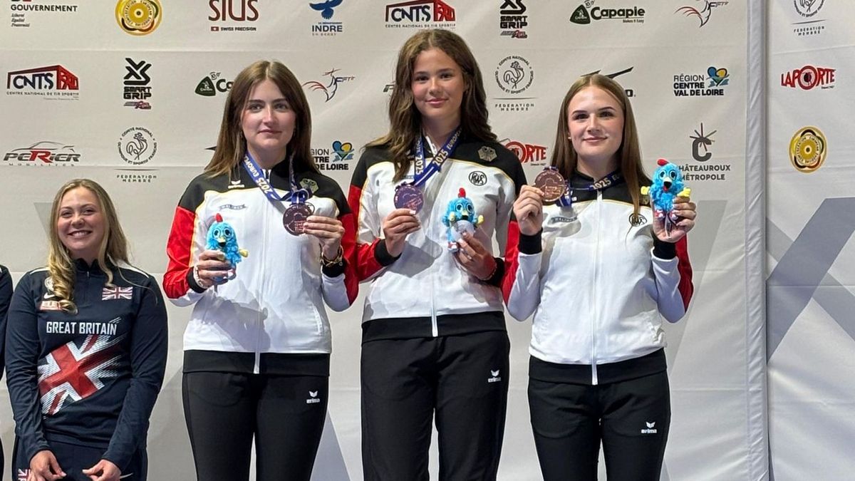 Annabella Hettmer, Luise Middel und Emilie Bundan (von links) gewannen im Skeet-Trio-Wettbewerb der Juniorinnen Bronze. (Foto: DSB)