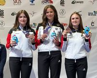 Annabella Hettmer, Luise Middel und Emilie Bundan (von links) gewannen im Skeet-Trio-Wettbewerb der Juniorinnen Bronze. (Foto: DSB)