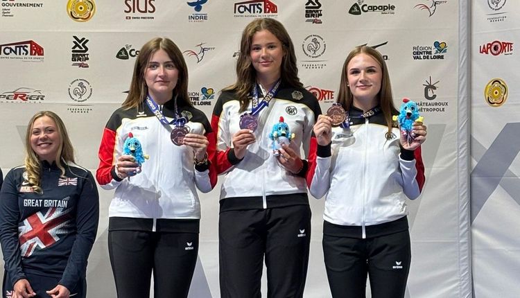 Annabella Hettmer, Luise Middel und Emilie Bundan (von links) gewannen im Skeet-Trio-Wettbewerb der Juniorinnen Bronze. (Foto: DSB)