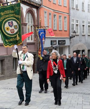 Fahnenträger Lutz Hans Schlegel und Bezirksschützenmeisterin Dunja Boch führen den Festumzug an.