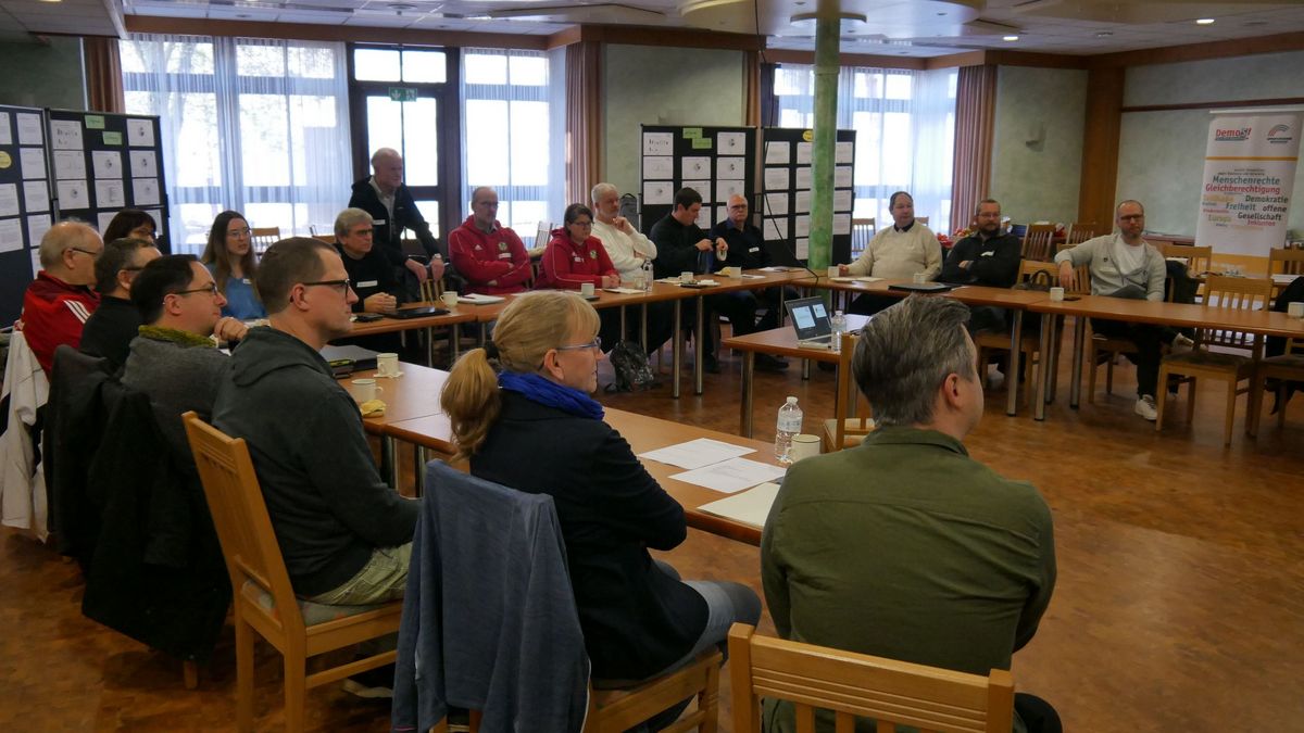 Zu Beginn des Leitbildworkshops versammelten sich die Teilnehmer im Tagungsraum des Landesleistungszentrums. (Foto: Lutz Berger)