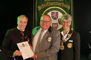 Ralf Winter (Mitte) wurde mit der Goldenen Ehrennadel des DSB ausgezeichnet. (Foto: Lutz Berger)