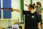 Cora Dörr überrascht mit der Luftpistole
