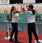 Doreen Veenekamp und Michael Schwald freuen sich bei der Druckluft-Europameisterschaft im ungarischen Györ über die Bronzemedaille im Luftpistolen-Mixed-Wettbewerb. (Foto: DSB)