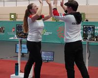 Doreen Veenekamp und Michael Schwald freuen sich bei der Druckluft-Europameisterschaft im ungarischen Györ über die Bronzemedaille im Luftpistolen-Mixed-Wettbewerb. (Foto: DSB)