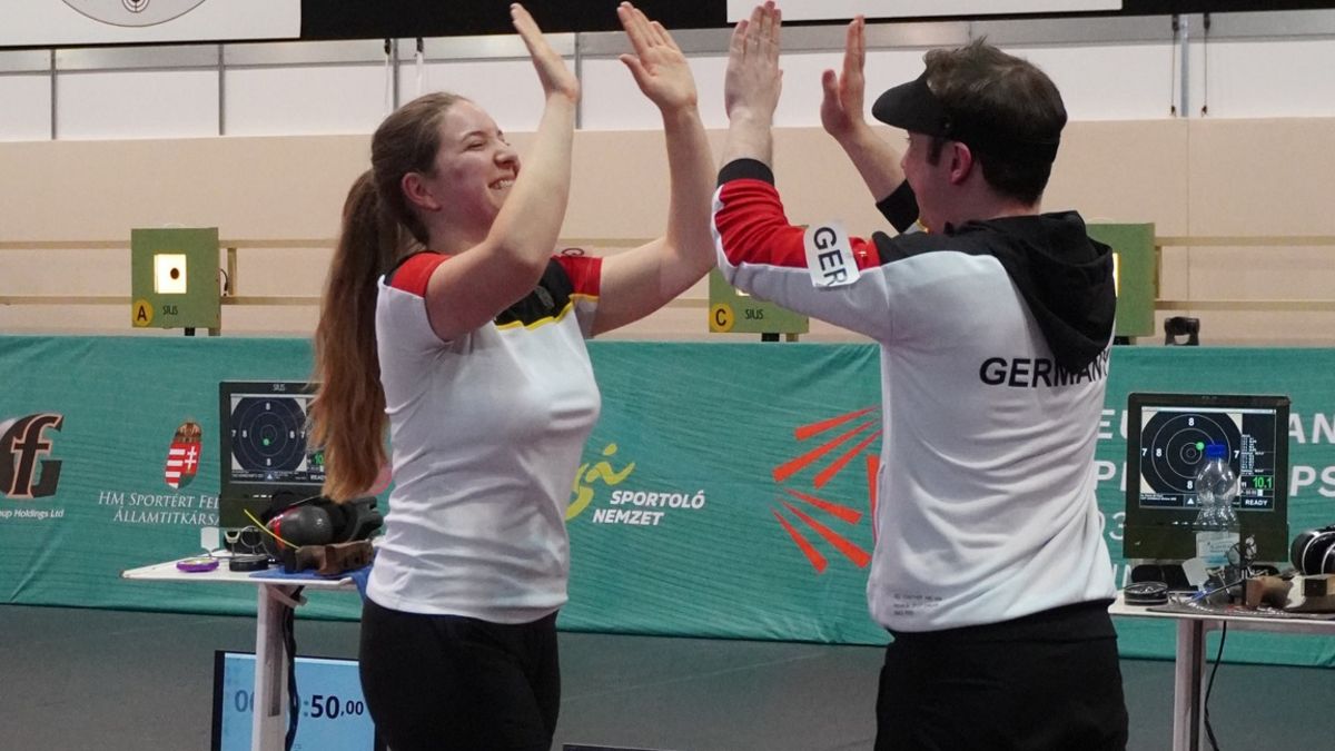 Doreen Veenekamp und Michael Schwald freuen sich bei der Druckluft-Europameisterschaft im ungarischen Györ über die Bronzemedaille im Luftpistolen-Mixed-Wettbewerb. (Foto: DSB)