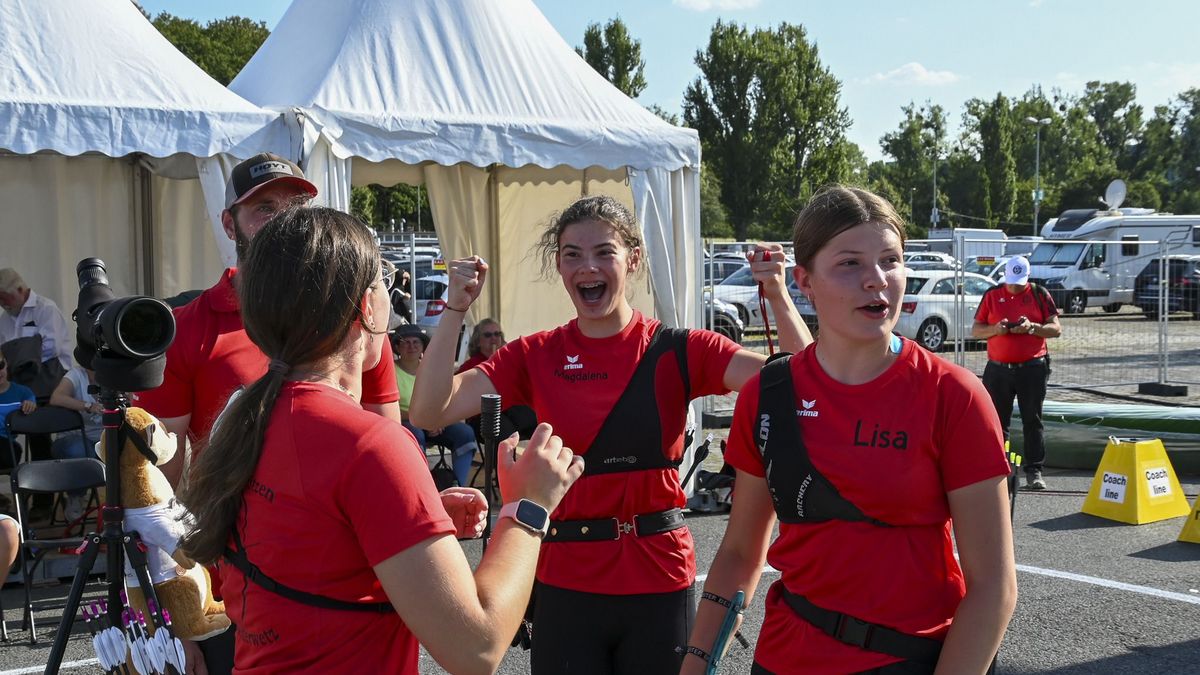 Jubel und Staunen über den eigenen Sieg:  Leni Jahns, Magdalena Milnerowicz und Lisa Nickel gewinnen Team-Goldim Recurve-Wettbewerb der weiblichen Jugend. (Foto: DSB)