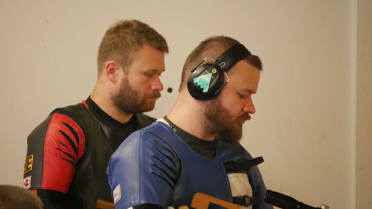 Uwe und Torsten Fass hochkonzentriert im Wettbewerb "Laufende Scheibe 10 Meter". (Foto: Lutz Berger)
