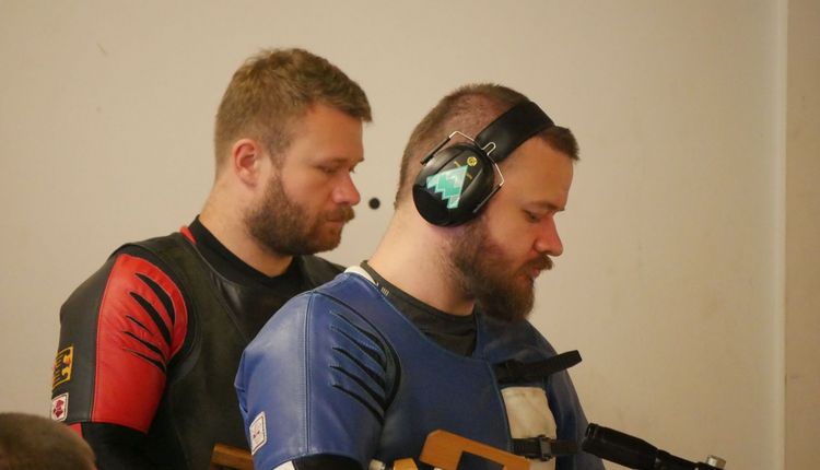 Uwe und Torsten Fass hochkonzentriert im Wettbewerb "Laufende Scheibe 10 Meter". (Foto: Lutz Berger)