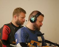 Uwe und Torsten Fass hochkonzentriert im Wettbewerb "Laufende Scheibe 10 Meter". (Foto: Lutz Berger)
