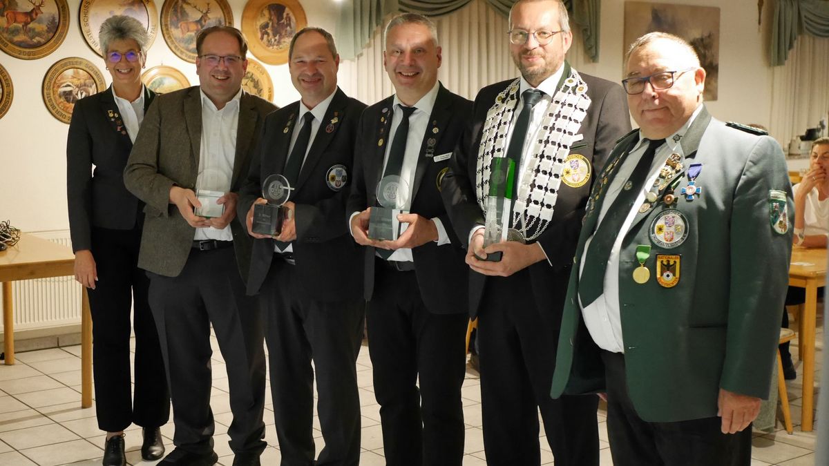 HSV-Präsidentin Tanja Frank (ganz links) und das neue Königshaus des Gesamtvorstandes: (ab2. von links) Apfelritter Florian Keil,  Kronenritter Olaf Schwegler, Zepterritter Thomas Scholl, Schützenkönig Thomas Stumpf und der König des Vorjahres Klaus-Jürgen Hensel. (Foto: Lutz Berger)