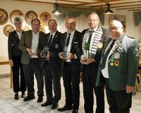 HSV-Präsidentin Tanja Frank (ganz links) und das neue Königshaus des Gesamtvorstandes: (ab2. von links) Apfelritter Florian Keil,  Kronenritter Olaf Schwegler, Zepterritter Thomas Scholl, Schützenkönig Thomas Stumpf und der König des Vorjahres Klaus-Jürgen Hensel. (Foto: Lutz Berger)