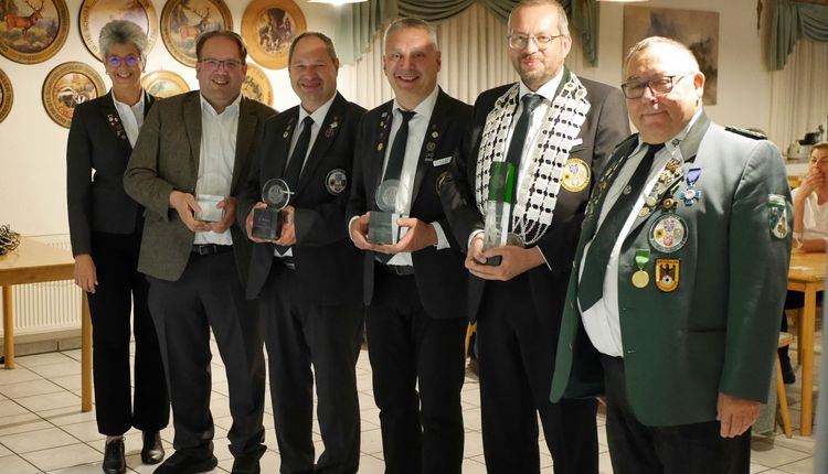 HSV-Präsidentin Tanja Frank (ganz links) und das neue Königshaus des Gesamtvorstandes: (ab2. von links) Apfelritter Florian Keil,  Kronenritter Olaf Schwegler, Zepterritter Thomas Scholl, Schützenkönig Thomas Stumpf und der König des Vorjahres Klaus-Jürgen Hensel. (Foto: Lutz Berger)