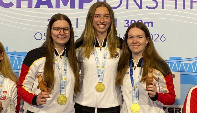 Freuten sich zum Auftakt der Junioren-Wettkämpfe über Team-Gold im Dreistellungskampf: Xenia Mund, Finja Rentmeister und Katrin Grabowski (v.l.). (Foto: DSB)