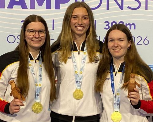 Freuten sich zum Auftakt der Junioren-Wettkämpfe über Team-Gold im Dreistellungskampf: Xenia Mund, Finja Rentmeister und Katrin Grabowski (v.l.). (Foto: DSB)