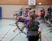 junge Bogen-Schützen an an der Schießlinie