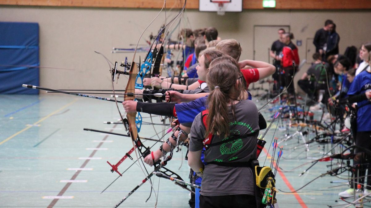 junge Bogen-Schützen an an der Schießlinie
