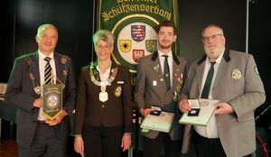 Übergabe der Präsidentinnenmedaille: (von links) der Usinger Bürgermeister Steffen Wernard, HSV-Präsidentin Tanja Frank, der Vorsitzende des SV Usingen Niklas Schnieders und der Bezirksschützenmeister des Schützenbezirks Hochtaunus Jens Krüger. (Foto: Lutz Berger)