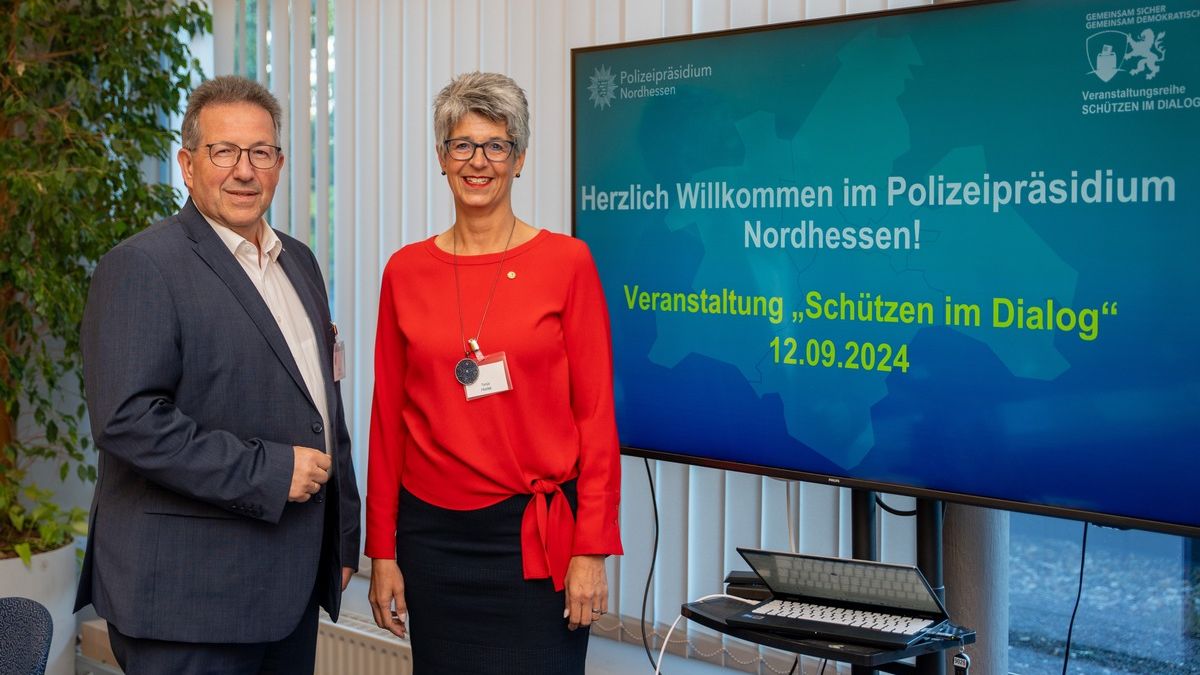 Veranstaltung "Schützen im Dialog" im Polizeipräsidium Nordhessen: Polizeivizepräsident Klaus Wittich und Tanja Frank, Präsidentin des Hessischen Schützenverbandes. (Foto: Polizeipräsidium Nordhessen)